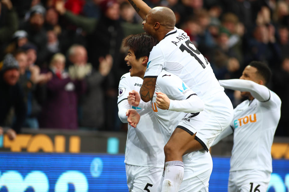 Ki Sung-Yueng and Swansea teammates celebrate his opener against West Ham. (Getty)