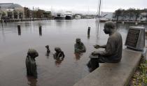 El monumento Kunta Kinte-Alex Haley es visto inundado, en el centro de la ciudad de Annapolis, Maryland, el 30 de octubre de 2012, tras el paso de Sandy, cuando aún era considerada como una súper tormenta. AP Photo/Susan Walsh