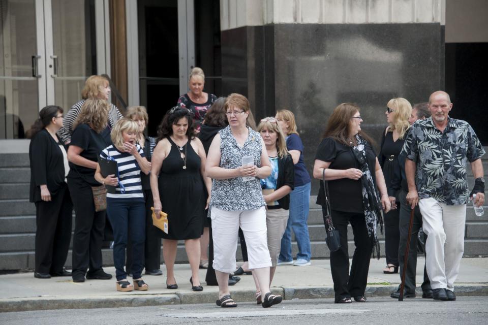 Víctimas de Fata y sus familias salen de corte. David Guralnick/Detroit News via AP.