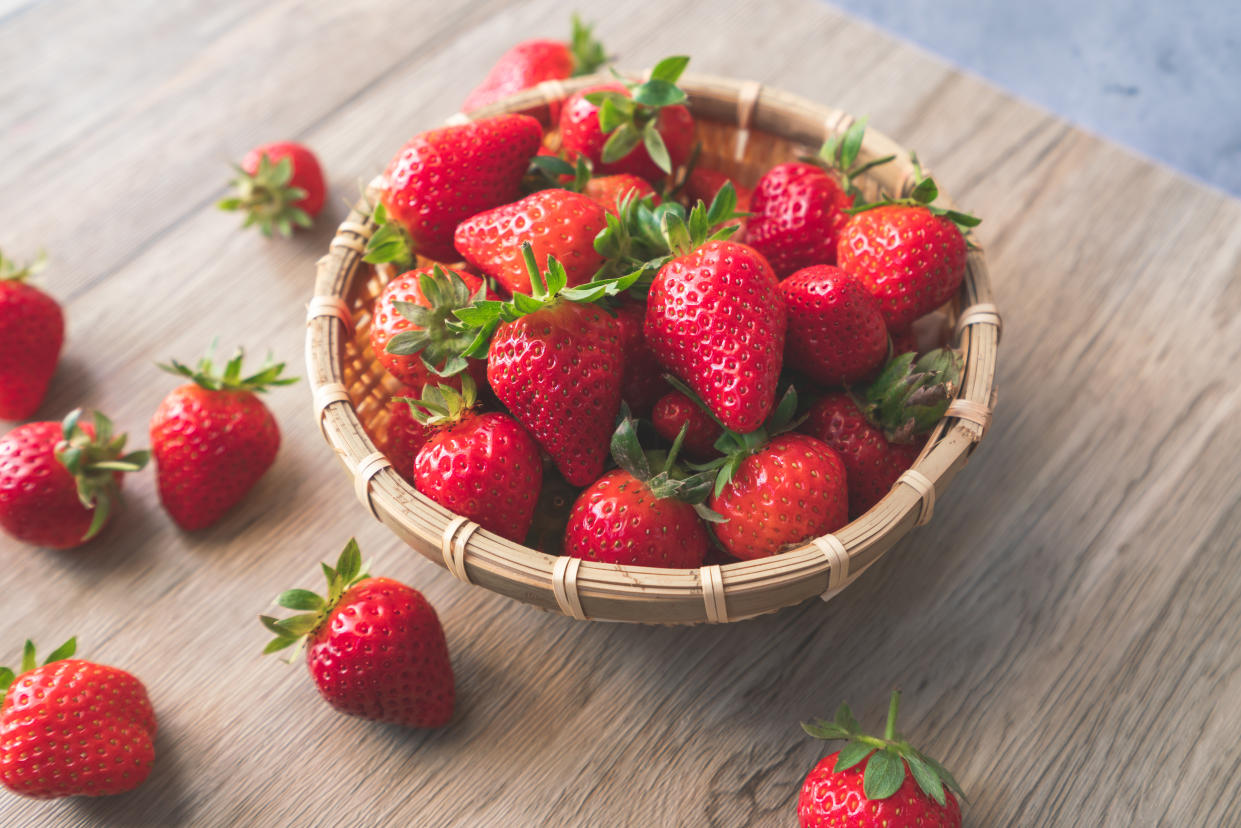 Erdbeeren in einer Holzschale auf einem Tisch