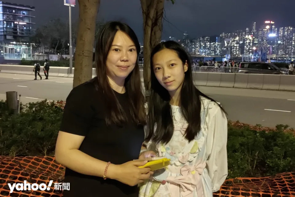 來自上海的楊小姐（左）與家人來到尖東海濱看煙火匯演。