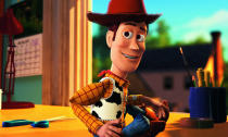 “Toy Story” war der Animationsfilm, der dem Studio Pixar den Weg zum ganz großen Erfolg ebnete. Hauptfigur Cowboy Woody wurde zunächst von Peer Augustini vertont, der unter anderem auch so berühmten Schauspielern wie Robin Williams und Jeff Daniels seine Stimme lieh. In “Toy Story 3” übernahm … (Bild-Copyright: Facebook/ToyStory)