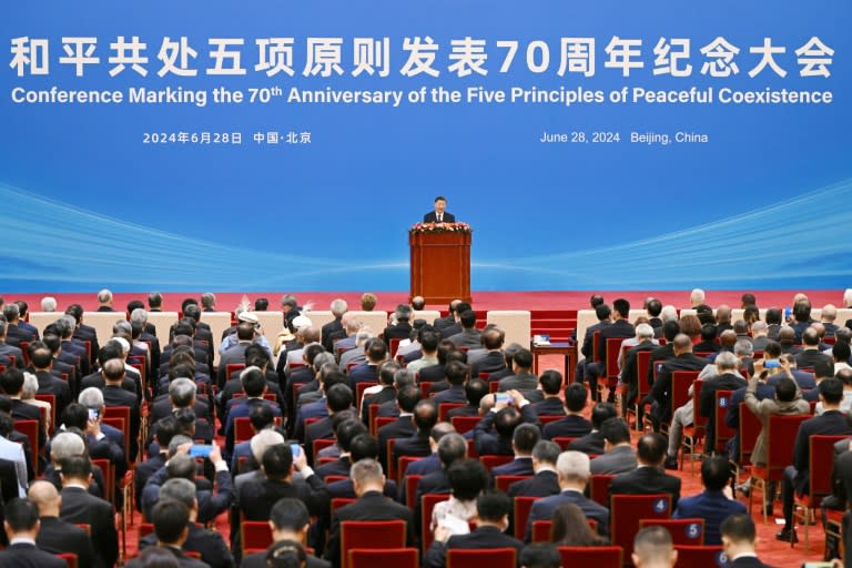 Le président chinois Xi Jinping , le 28 juin 2024 à Pékin, lors d'une cérémonie marquant les 70 ans des "Cinq principes de la coexistence pacifique", un des fondements de sa politique étrangère (GREG BAKER)