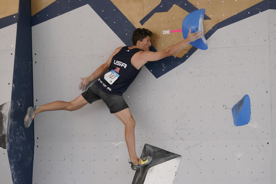 ARCHIVO - Nathaniel Coleman escala durante una competencia de la Copa Mundial de escalada en Salt Lake City, el 21 de mayo de 2021. (AP Foto/Rick Bowmer, archivo)