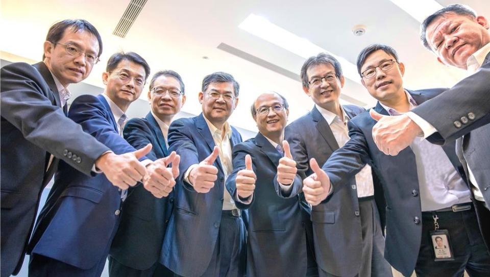 是方電訊2023年業績亮麗，圖為董事長吳彥宏（左四）、總經理劉耀元（右四）。圖／業者提供