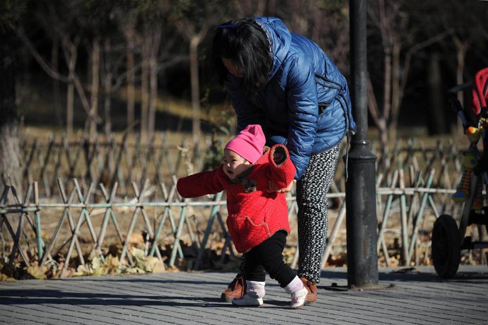 中國放寬一孩政策，令生育相關服務需求大增。 (WANG ZHAO/AFP via Getty Images)