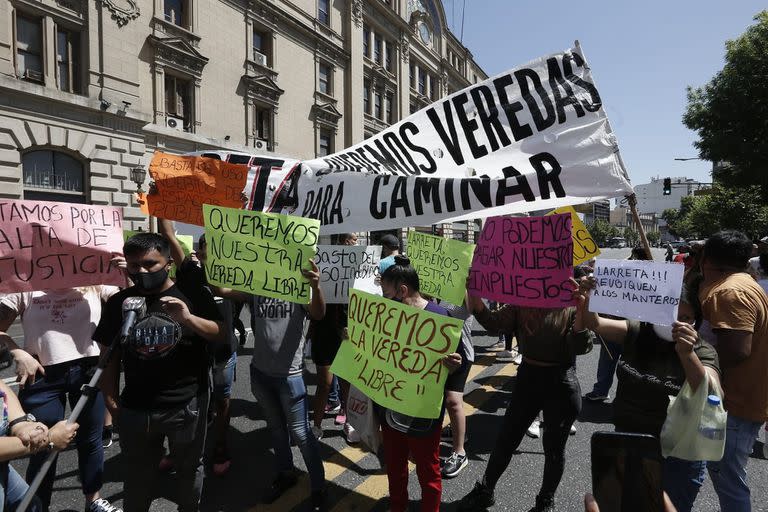 Tensión entre comerciantes y manteros en la zona de Once