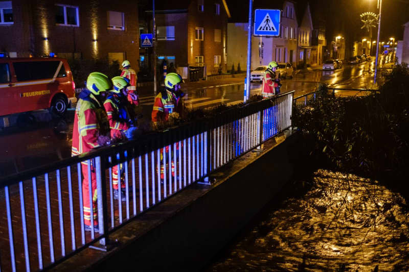 Firefighters monitor the water level of the Rodenberger Aue. Around 300 firefighters and the Federal Agency for Technical Relief (THW) are deployed in Rodenberg to protect the town center from flooding. Ole Spata/dpa