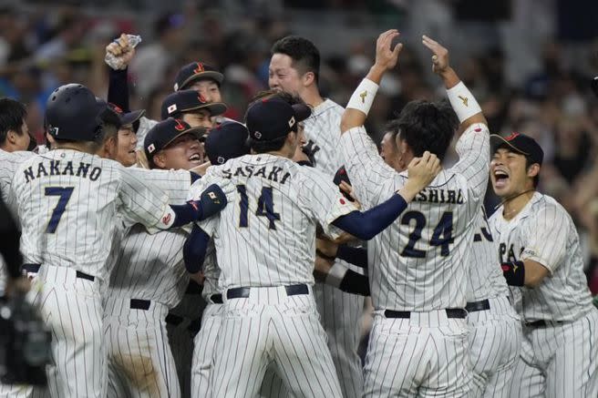 日本隊慶祝晉級冠軍戰。（美聯社）