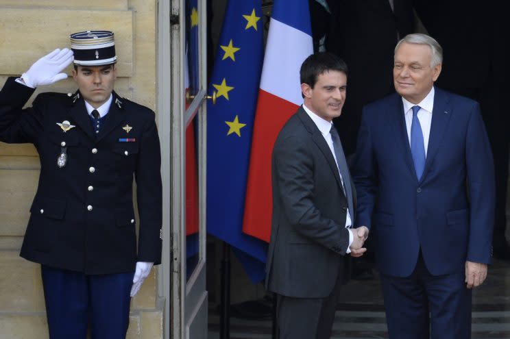 <p>Au lendemain de la défaite de la gauche aux élections municipales, le Premier ministre Jean-Marc Ayrault démissionne. Il est remplacé par Manuel Valls, jusque-là ministre de l’Intérieur. Jean-Marc Ayrault retrouvera le gouvernement début 2016 avec un poste de ministre des Affaires étrangères. (Photo : Reuters)</p>