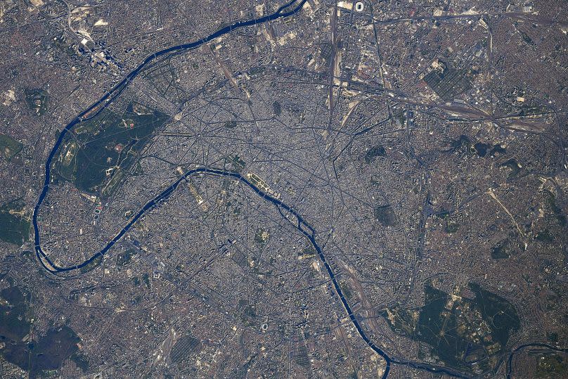 "Paris on a sunny day", 25 April 2021 by French astronaut Thomas Pesquet.