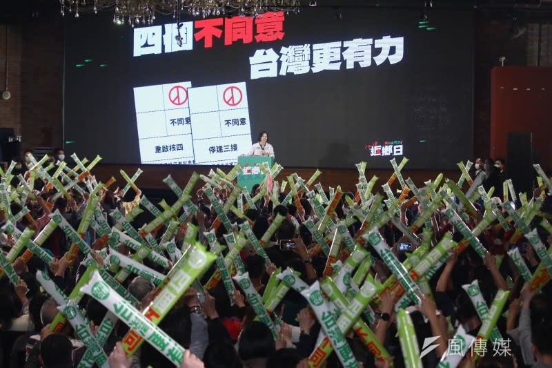  20211204-總統蔡英文出席民進黨舉辦「辣台派開講1218返鄉日」造勢活動。（蔡親傑攝）