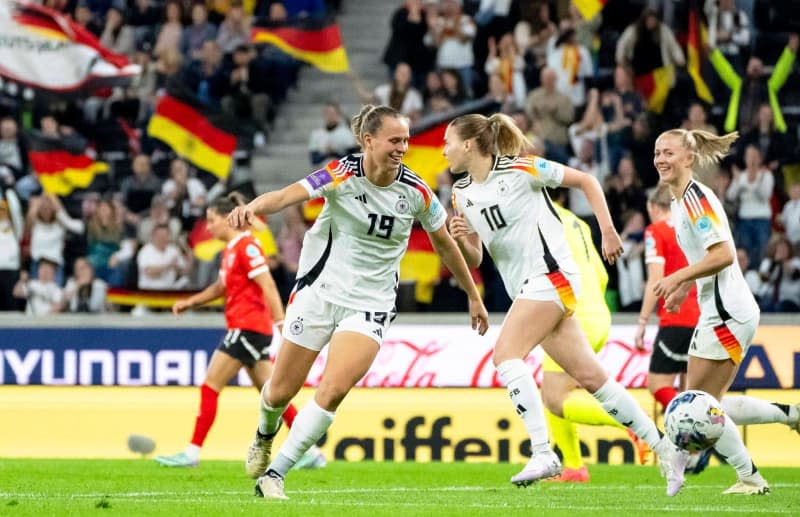 Germany's Klara Buehl (L) celebrates with her teammates after scoring her side's second goal during the UEFA Women's Euro 2025 qualifying soccer match between Austria and Germany at Raiffeisen Arena. Andreas Stroh/ZUMA Press Wire/dpa