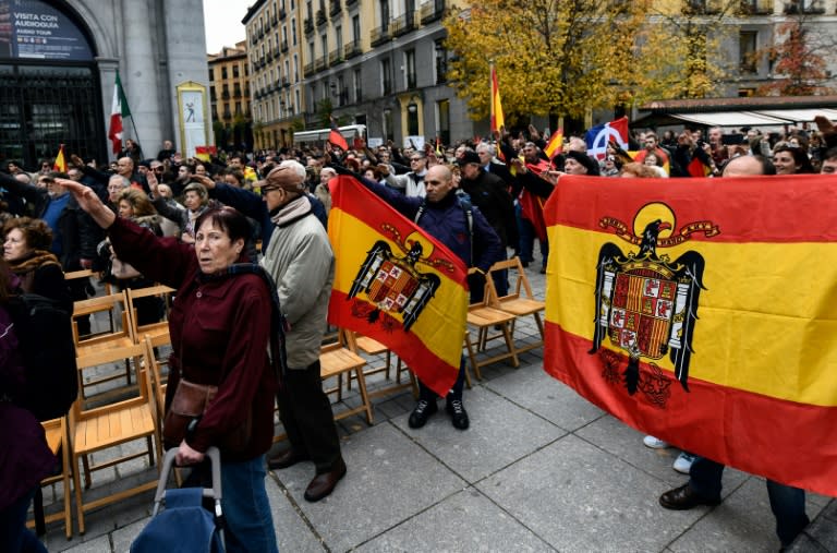 Miembros del grupo de extrema derecha Falange realizan el saludo fascista durante una manifestación que conmemora el aniversario de la muerte del dictador español Francisco Franco, en Madrid, el 18 de noviembre de 2018. EFE