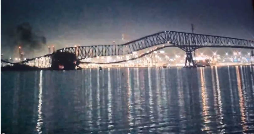 馬里蘭州巴爾的摩一座大橋Francis Scott Key Bridge今（26）日凌晨被一輛大船撞上，大橋隨之起火倒塌，導致橋上多輛轎車落水。（圖／翻攝自BNO NEWS）