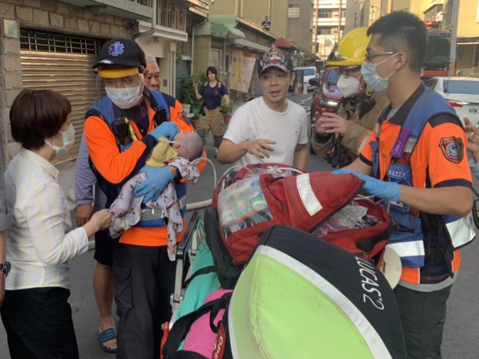 南區健康路二段十五日下午驚傳火警，多名民眾受困火場，警消人員自四樓救出一名剛滿月的女嬰。 (讀者提供)