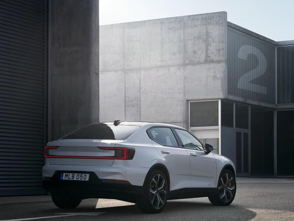 <p>Like the XC40, the 2 rides on Volvo's ­mid-size Compact Modular Architecture (CMA), though this electrified version of the platform accommodates a large lithium-­ion battery pack beneath the floor.</p>