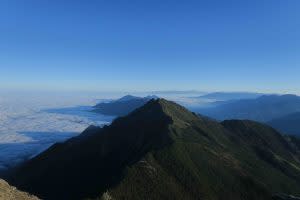 玉山主峰遠眺群峰 | Overlooking the mountaintops from Yushan’s main peak. (Courtesy of Chu Yen-yen)