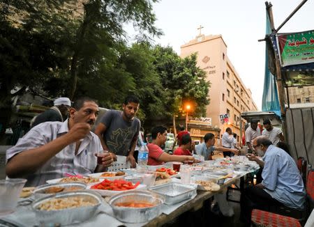 Muslims eat meals prepared by Coptic Christians during Ramadan in Cairo, Egypt June 18, 2017. Picture taken June 18, 2017. REUTERS/Mohamed Abd El Ghany