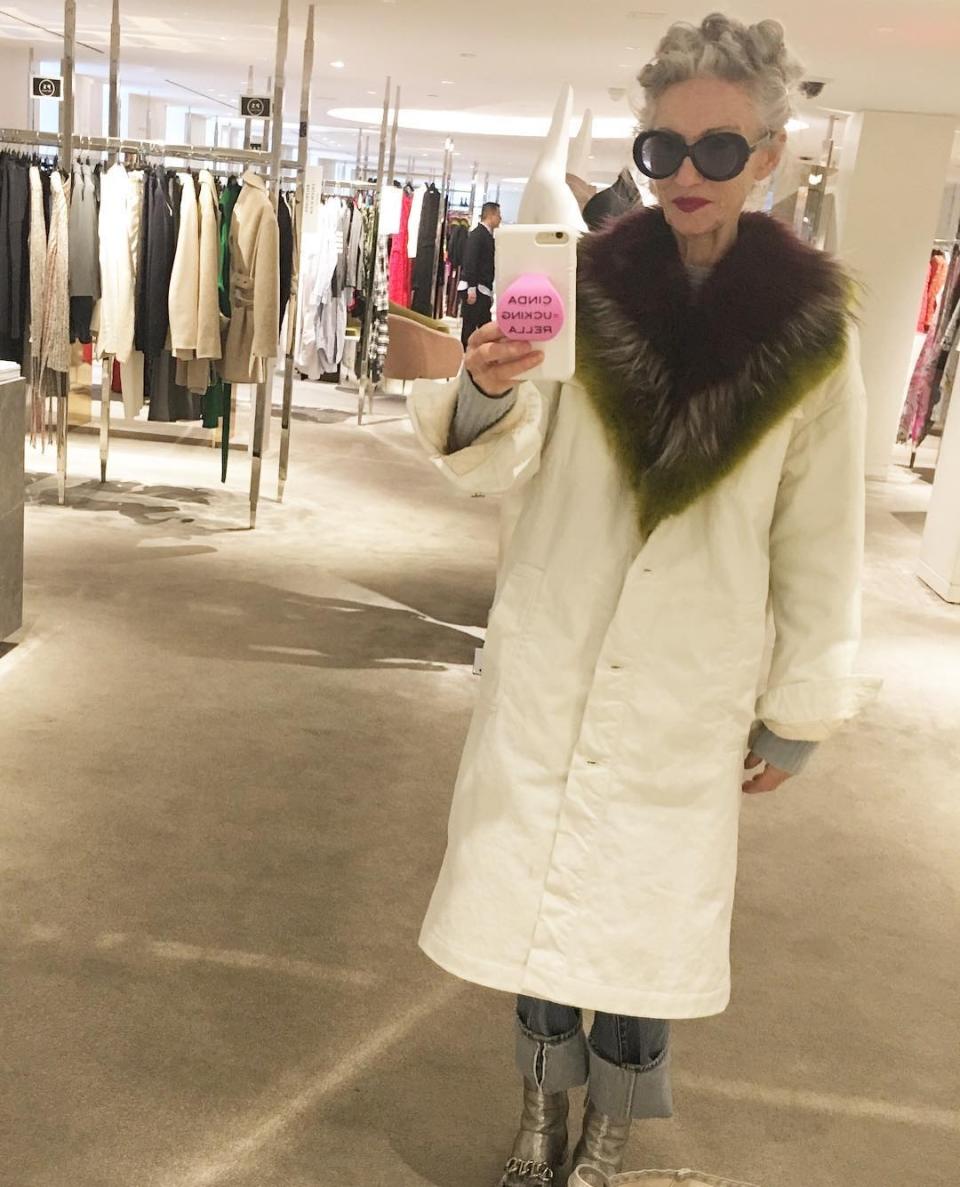 <p>Nada menos que 240.000 seguidores acumula Linda Rodin, de 70 años, en Instagram. Trabajó como estilista y editora de revistas de moda y hoy se ha convertido en un referente para mujeres de todas las generaciones. Asegura que la clave de su estilo es no intentar parecer más joven. (Foto: Instagram / <a rel="nofollow noopener" href="http://www.instagram.com/p/Bb7uMQol_re/" target="_blank" data-ylk="slk:@lindaandwinks;elm:context_link;itc:0;sec:content-canvas" class="link ">@lindaandwinks</a>). </p>