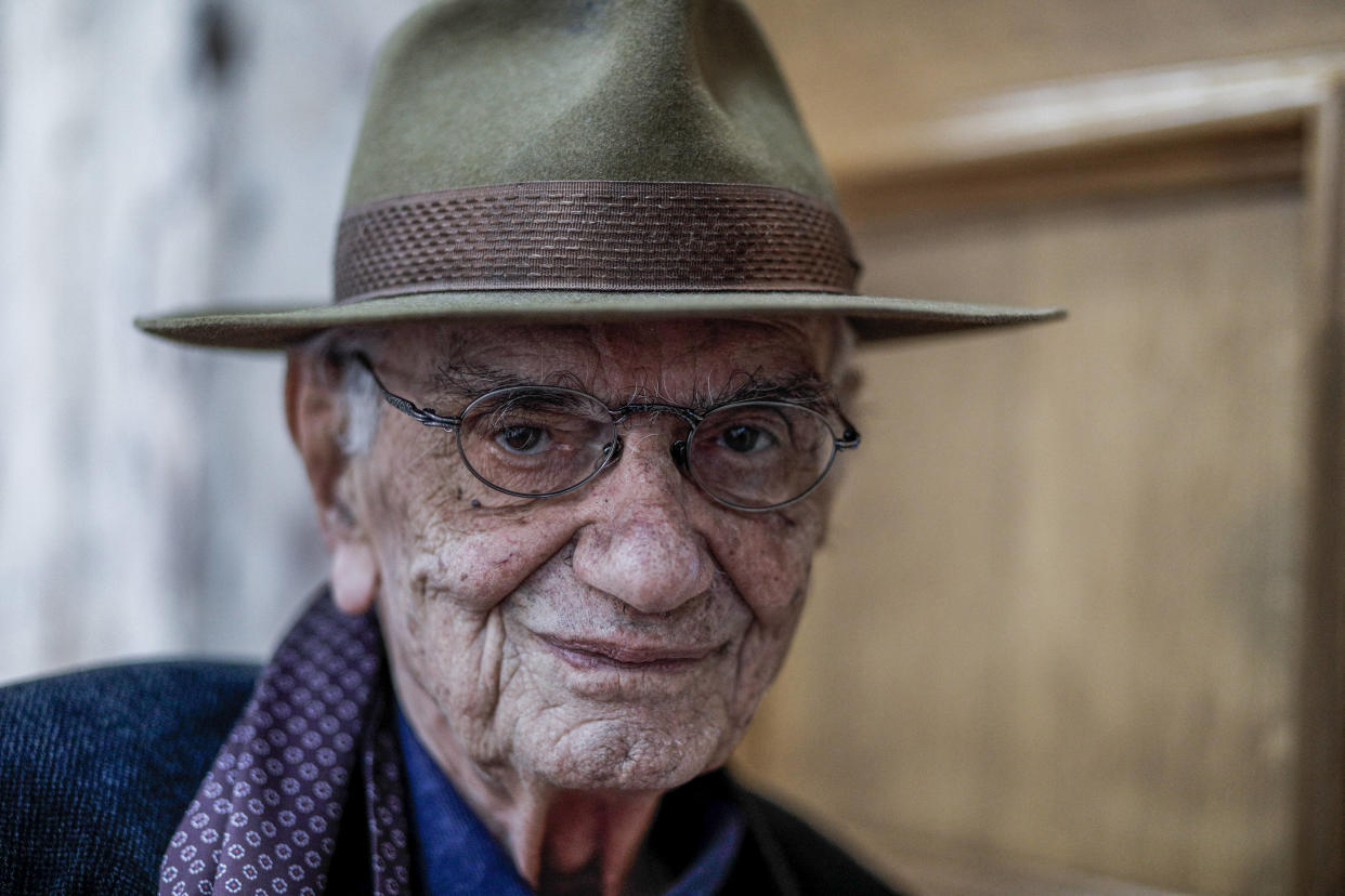 L’auteur grec de « Z », Vassilis Vassilikos, est décédé à l’âge de 90 ans ce jeudi 30 novembre.