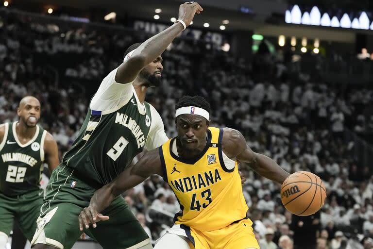 Pascal Siakam itenta superar a Bobby Portis 