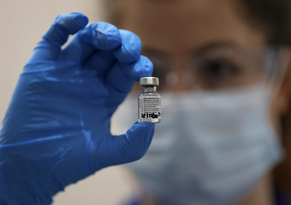 Una enfermera sostiene un frasco de la vacuna Pfizer-BioNTech COVID-19 en el Guy's Hospital de Londres, el martes 8 de diciembre de 2020.(AP/Frank Augstein, Pool)