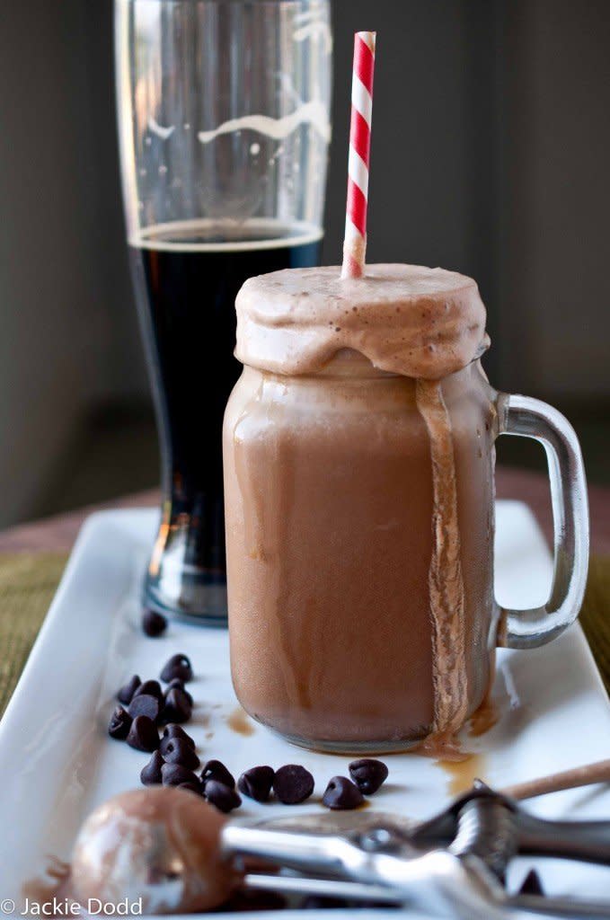 <strong>Get the <a href="http://thebeeroness.com/2012/09/19/the-dirt-girl-scout-chocolate-mint-beer-float/" target="_blank">Dirty Girl Scout recipe</a> from The Beeroness</strong>