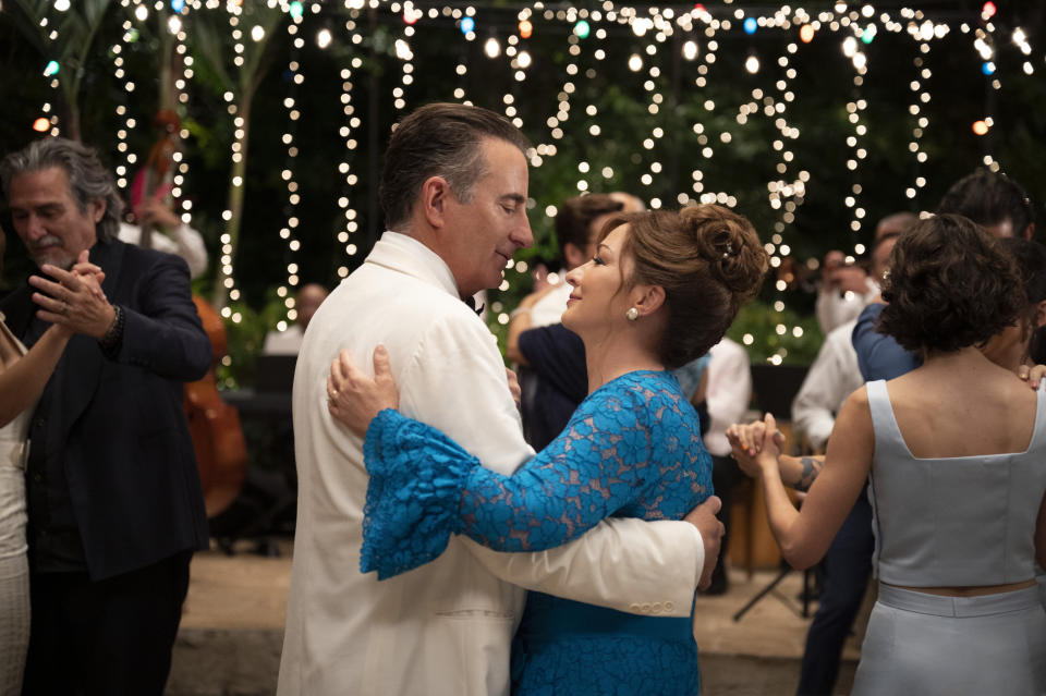 En esta imagen difundida por Warner Bros. Pictures, Andy García , a la izquierda, y Gloria Estefan en una escena de "Father of the Bride". (Claudette Barius/Warner Bros. Pictures vía AP)