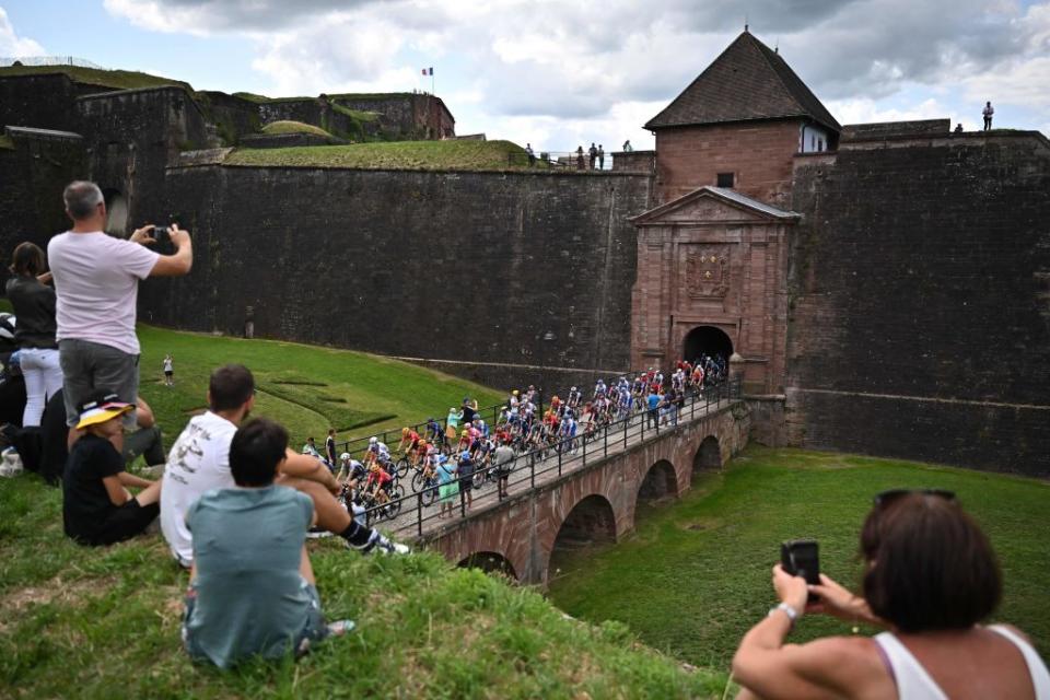 The peloton makes its way through the Citadelle de Belfort at the start of stage 20