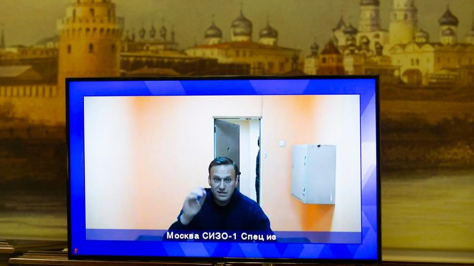 Kremlkritiker Alexej Nawalny während einer Live-Übertragung seiner Anhörung auf einem Monitor.