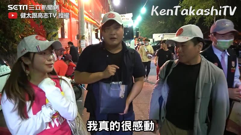 三人在活動途中不停收到民眾們給予的食物和水，讓他們備受台灣人的熱情感動。（圖／健太跟高志TV 授權）