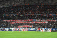 <em>"Tu t'es cru au-dessus de l'institution OM et de ses supporters, nous ne te voulons plus sous nos couleurs : Evra casse-toi"</em>, les supporters marseillais ont clairement affiché leur refus de revoir Patrice Evra porter le maillot olympien. Quelques jours plus tôt, l’ex-arrière-gauche de l'équipe de France donnait un coup de pied à un supporter de l'OM qui l'invectivait, avant u match de Ligue Europa à Guimaraes. 