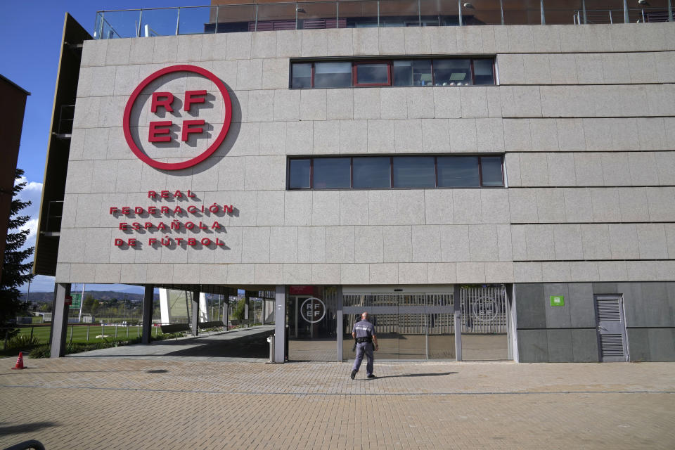 Un agente de seguridad camina hacia la sede de la Federación Española de fútbol en las afueras de Madrid, el viernes 15 de septiembre de 2023. (AP Foto/Paul White)