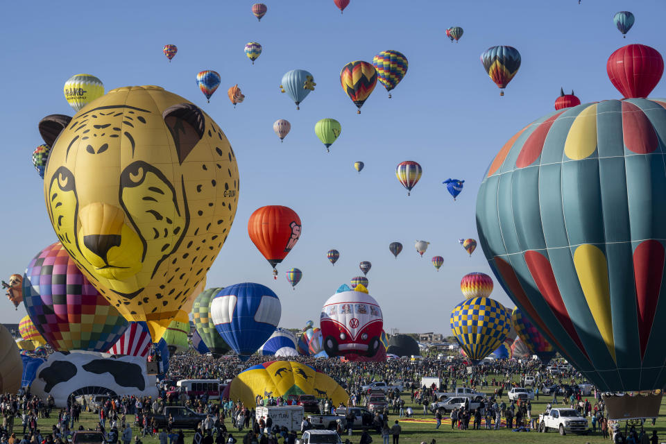 Cerca de 500 globos empezaron a despegar en ocasión del Festival Internacional de Globos de Albuquerque, el sábado 7 de octubre de 2023 en Albuquerque, Nuevo México. (AP Foto/Roberto E. Rosales)