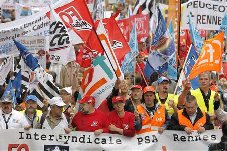 Employees of PSA Peugeot Citroen protest against the closure of Aulnay-sous-Bois PSA plant and job cuts, in Rennes in this September 15, 2012 file photograph. REUTERS/Stephane Mahe/Files