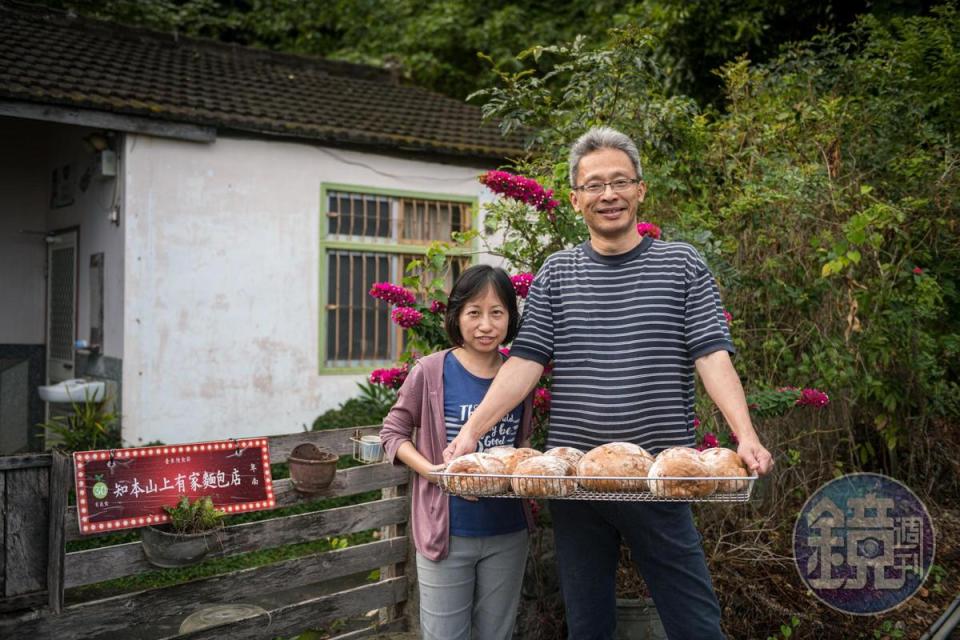  Neo（右）與妻子Iris（左）搬到知本山上，為了生活開了麵包工作室。