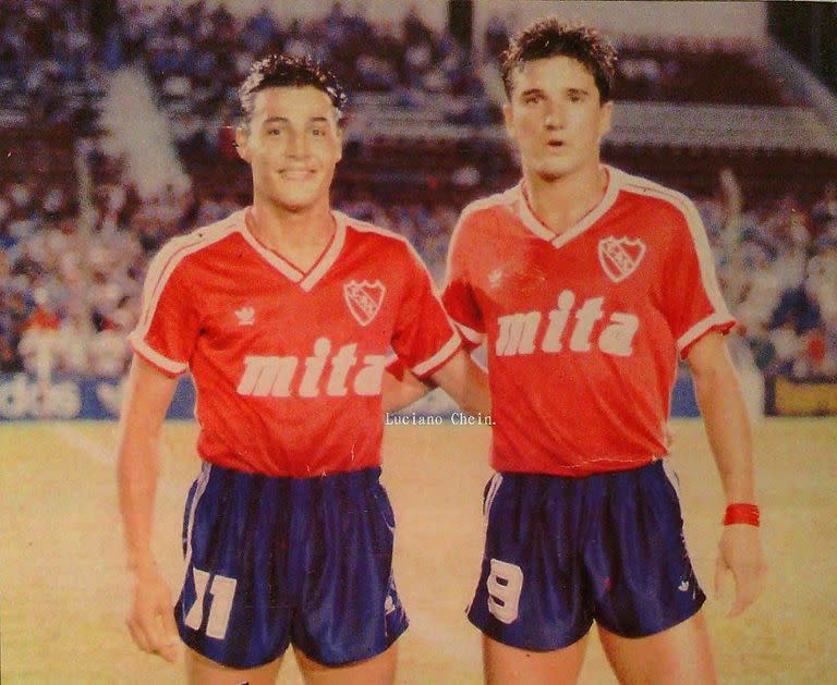 Con el Beto Alfaro Moreno, en Independiente, otra de las camisetas con las que su padre metió muchísimos goles