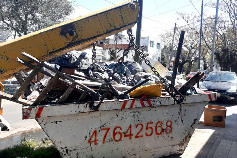 Un volquete lleno de cosas que estaban en la casa de un acumulador que vivía en el barrio porteño de Liniers