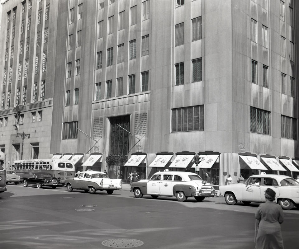 Exterior view of Bonwit Teller store on 56th street and 5th Avenue. (Photo: Bettmann via Getty Images)