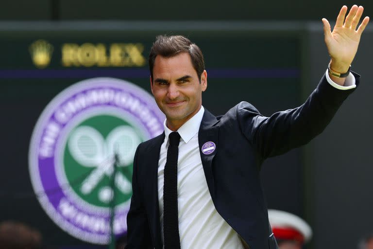 En esta foto de archivo tomada el 3 de julio de 2022, el tenista suizo Roger Federer saluda durante la Ceremonia del Centenario de la Cancha Central, el séptimo día del Campeonato de Wimbledon 2022 en el All England Tennis Club en Wimbledon, suroeste de Londres. 