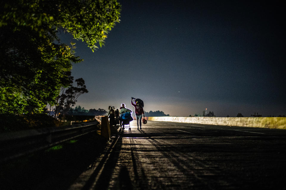 Un grupo de venezolanos, entre ellos Jessika y Sebastián, caminan de vuelta a casa en mayo. (Federico Rios/The New York Times)