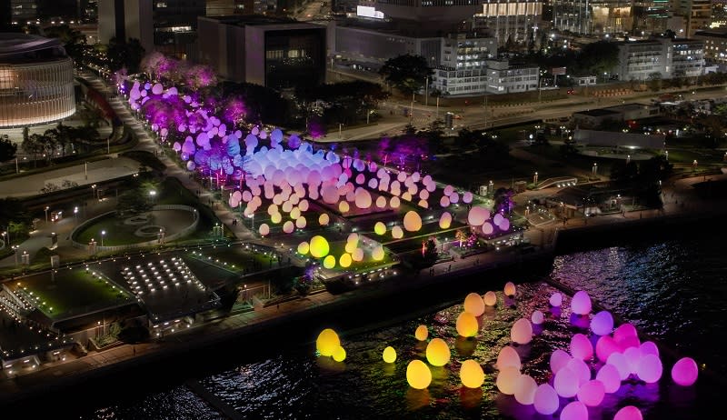 ▲「teamLab Continuous 光漣」添馬公園 香港 （© teamLab）