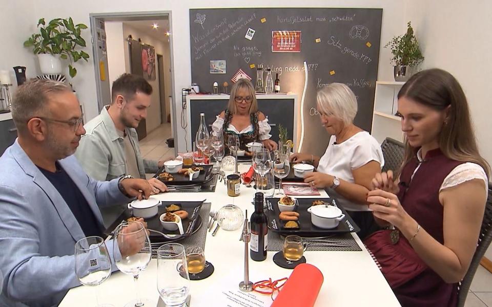 An Tag 3 des "Perfekten Dinner" in Stuttgart serviert Babs (66) ein urschwäbisches Menü. (Bild: RTL)