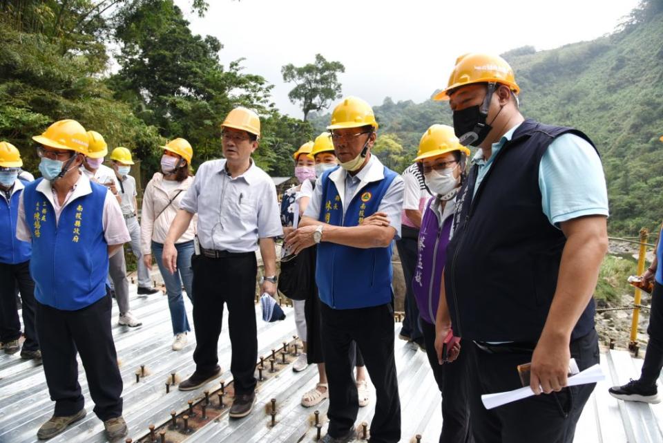 南投縣議會考察竹山瑞龍瀑布新建步道工程，實地體驗走完全程。（記者徐義雄攝）