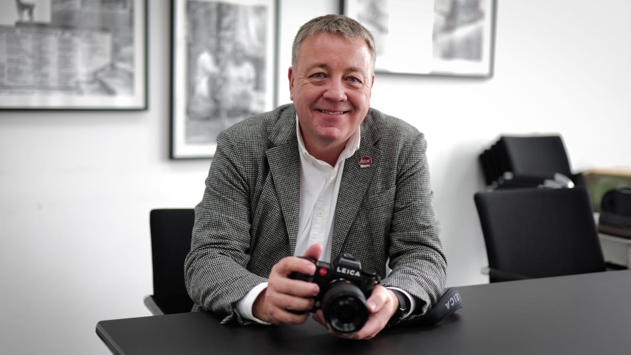  Leica VP of photo and technology, Stefan Daniel, holding a Leica SL3. 