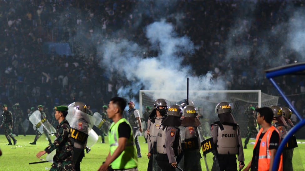 Las autoridades han contabilizado 125 fallecidos, entre ellos 32 niños, durante la estampida registrada en el estadio indonesio de Kanjuruhan.