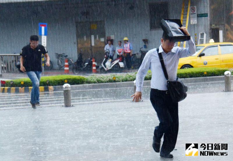 ▲璨樹颱風挾帶雨勢，下午起降雨熱區將轉向北部。（圖／NOWnews資料圖片）