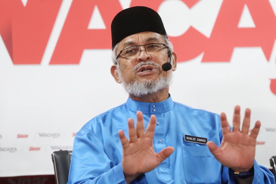 Federal Territories Minister Khalid Samad speaks during a Sinar Harian forum on Kampung Baru in Shah Alam October 4, 2019. — Picture by Choo Choy May