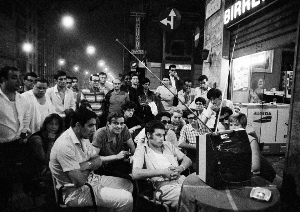 Un café en la acera en el centro de Milán, Italia, colocó un televisor al aire libre para seguir el programa de 24 horas que el Servicio de Radio y Televisión Italiano (RAI) de la llegada del hombre a la Luna el 20 de julio de 1969. Esa noche muy pocas personas se fueron a la cama. (AP Photo)